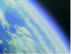 A camada de ozônio é a faixa azul ao redor da Terra